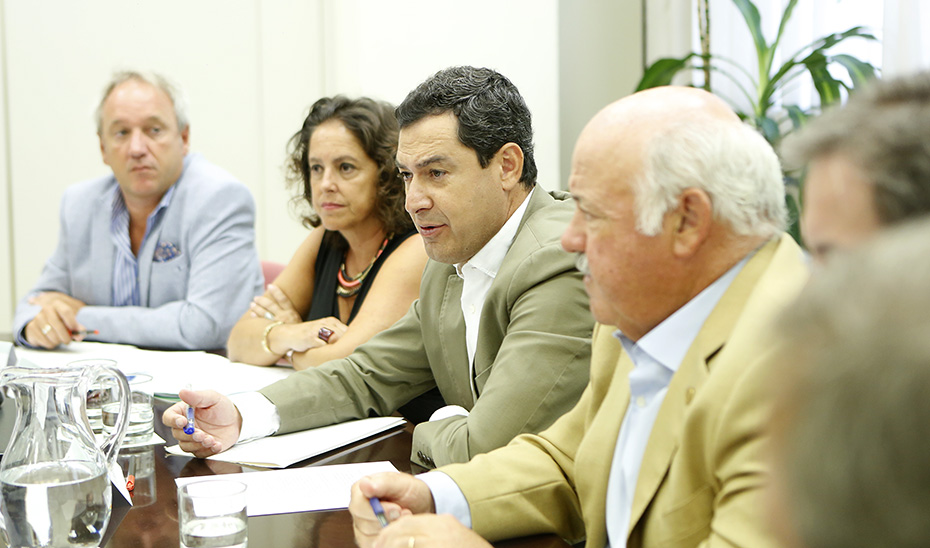El presidente de la Junta, Juanma Moreno, presidiendo el comité de seguimiento por el brote de listeriosis.