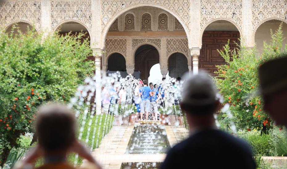 Turistas en la Alhambra de Granada.