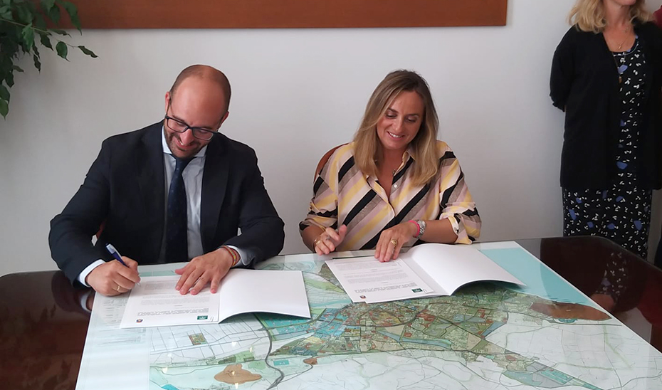 La consejera Marifrán Carazo junto al alcalde de El Puerto, Germán Beardo, firmando este miércoles el protocolo de colaboración.