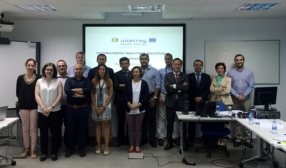 Foto de familia de representantes andaluces y portugueses de los socios en el proyecto europeo Indupymes 4.0.