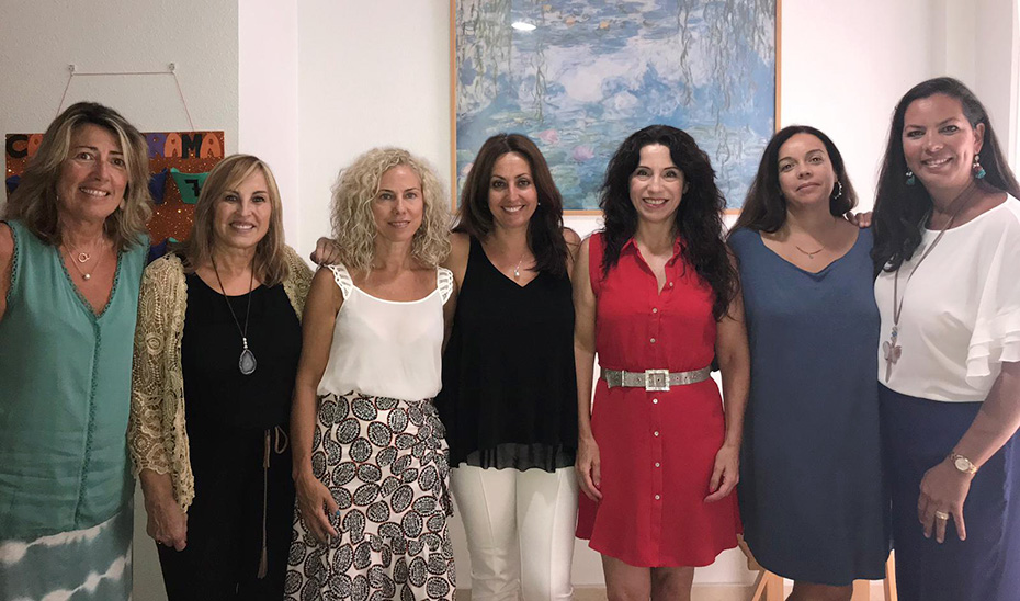La consejera de Igualdad, Rocío Ruiz, este miércoles en su visita a la sede del IAM de Huelva junto a otras responsables del servicio.