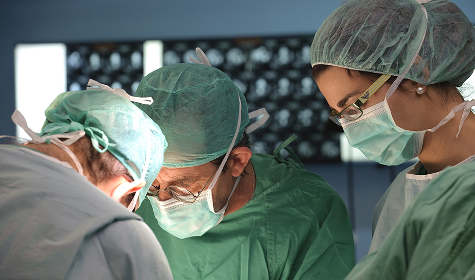 Personal sanitario del SAS durante una intervención quirúrgica.