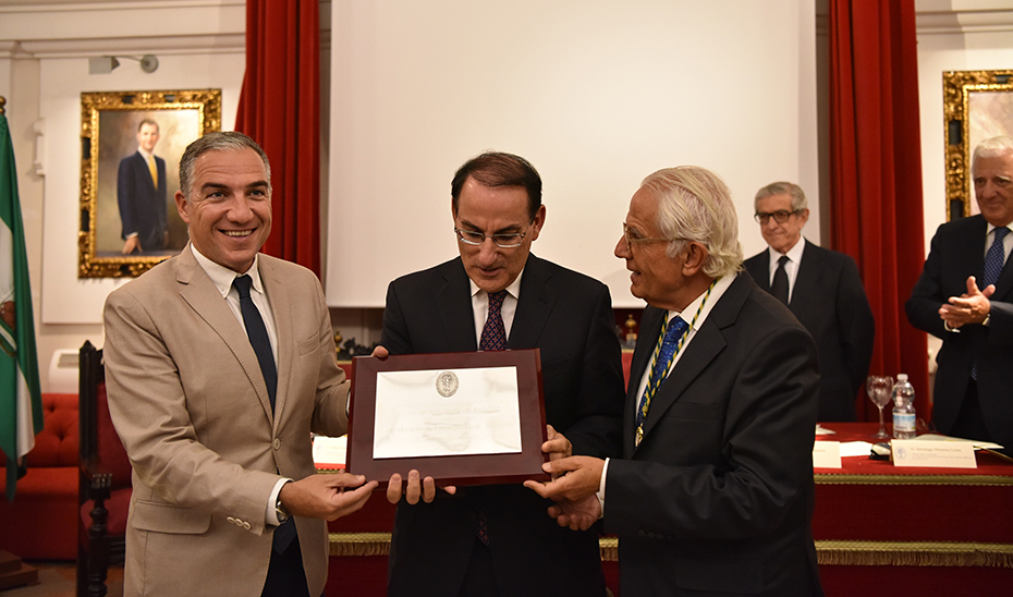 Elías Bendodo, durante la entrega del premio a la CEA.