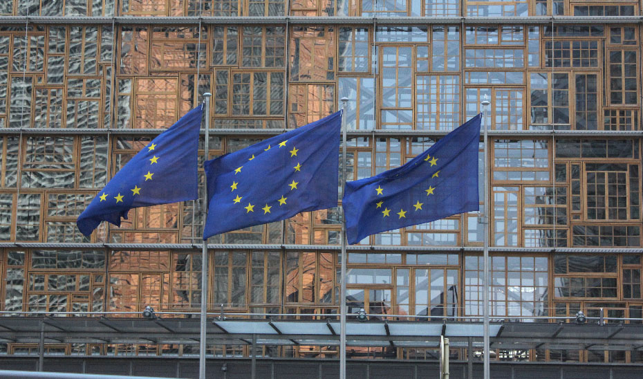 Banderas de la UE en el exterior de la sede de la Comisión Europea en Bruselas.