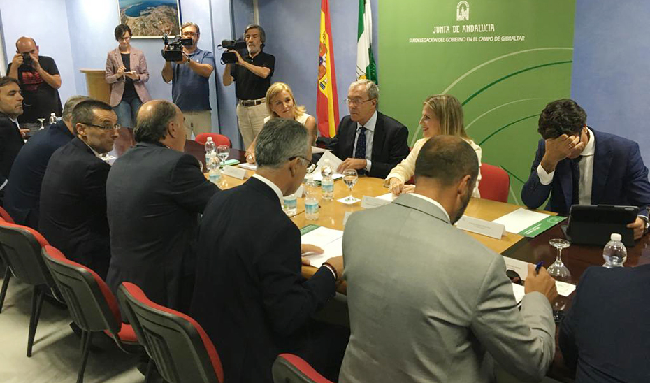 El consejero de Economía, Conocimiento, Empresas y Universidad, Rogelio Velasco, ha ha mantenido una reunión con los alcaldes de la Mancomunidad del Campo de Gibraltar para presentarles el Programa Andaluz de Medidas de Preparación y Contingencia frente al Brexit.