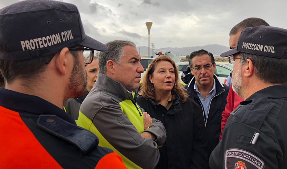 Elías Bendodo y Carmen Crespo, en una de las zonas afectadas por la DANA en Almería.