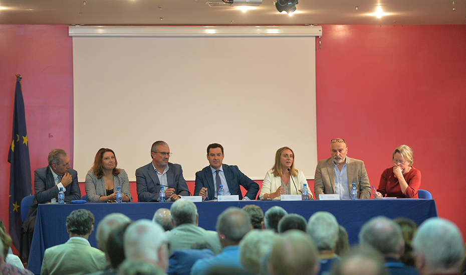 Moreno, junto a las consejeras de Fomento y Agricultura, en una reunión con afectados y alcaldes de la provincia de Almería.