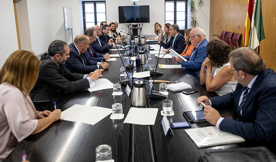 Un momento de la reunión mantenida por varios consejeros con el sector cárnico.