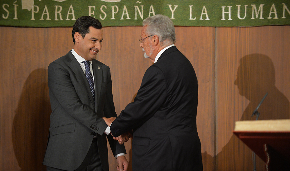 Juanma Moreno, con Jesús Maeztu en el Parlamento de Andalucía.