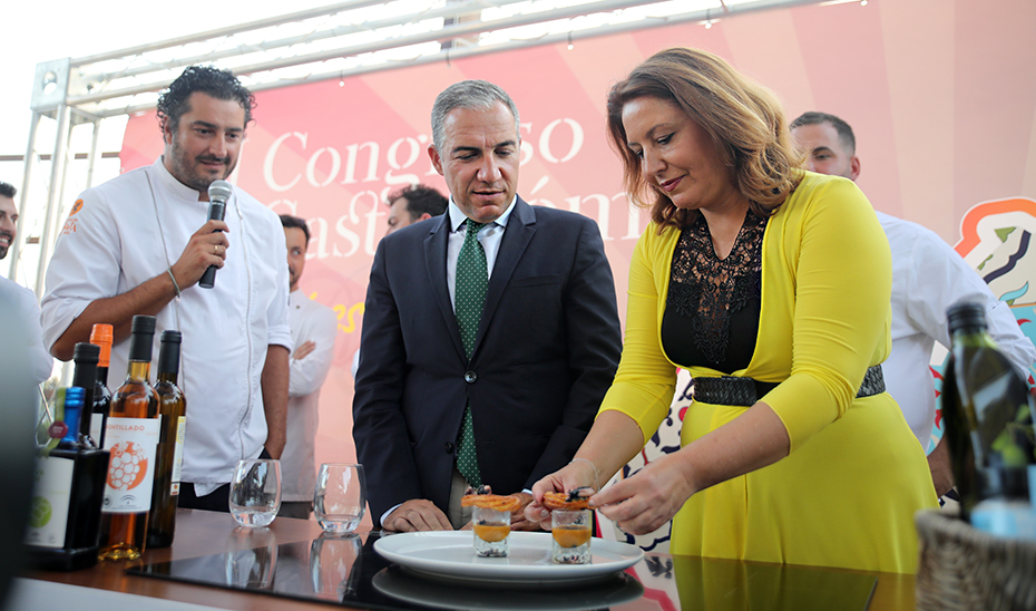 Elías Bendodo y Carmen Crespo se disponen a probar una de las recetas presentadas en Andalucía Sabor.