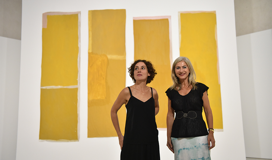 La consejera de Cultura, Patricia del Pozo, junto a la artista Rosalind Nashashibi en la presentación de la exposición.