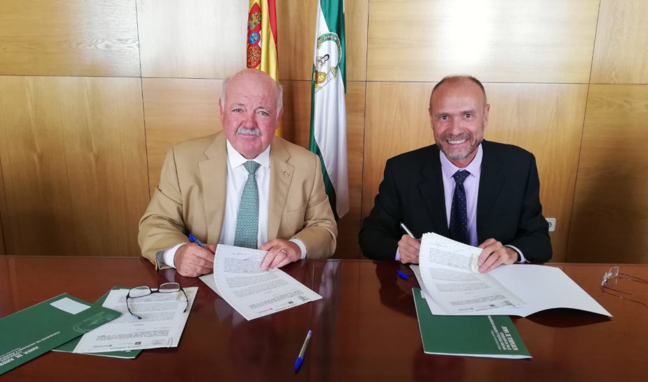 El consejero Jesús Aguirre y el presidente de la Fundación Humans, Julio Zarco, firman el convenio de colaboración.