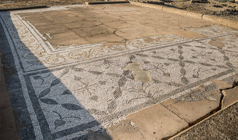 La Casa Patio Rodio conserva siete mosaicos, cuatro de ellos protegidos con una cubierta y tres a la intemperie.