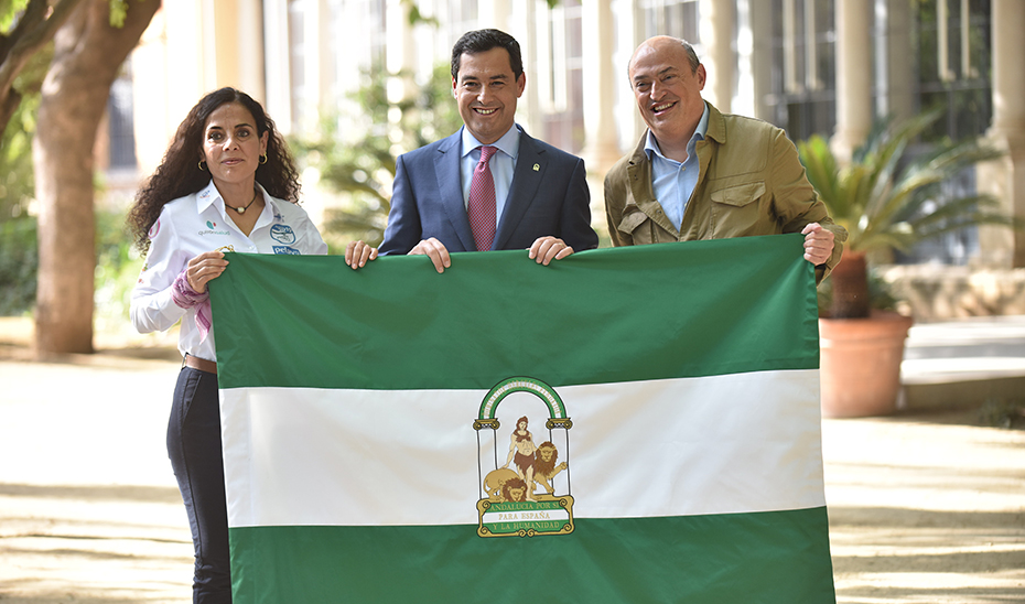 El presidente de la Junta, Juanma Moreno, junto a Felisa Requena y Eric Frattini.