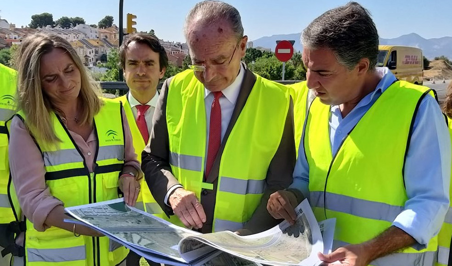 Los consejeros marifrán Carazo y Elías Bendodo, junto al alcalde de Málaga, Francisco de la Torre, revisan los planos.