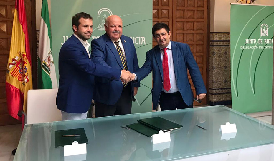 El consejero de Salud y Familias, Jesús Aguirre, este lunes tras la firma con el alcalde y el presidente de la Diputación de Jaén.