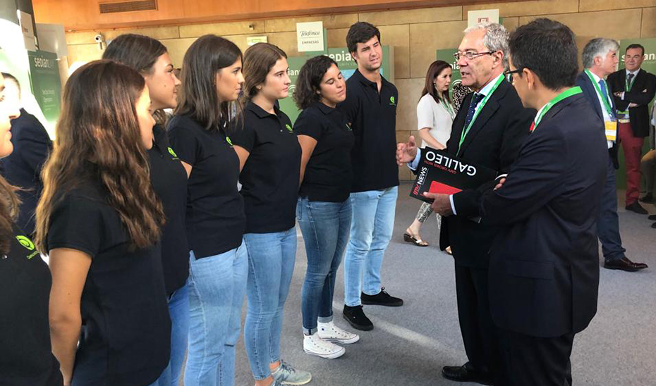 El consejero Rogelio Velasco conversa con varios jóvenes en el transcurso de las jornadas.