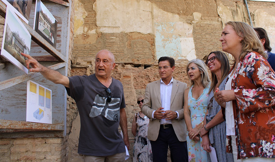 Patricia del Pozo anunció el inicio de la restauración del Maristán en una de sus visitas a la Alhambra