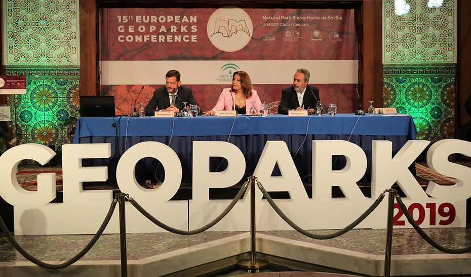 La consejera Carmen Crespo con Vandenberghe y Fassoulas en la inauguración de la XV Conferencia Europea de Geoparques.