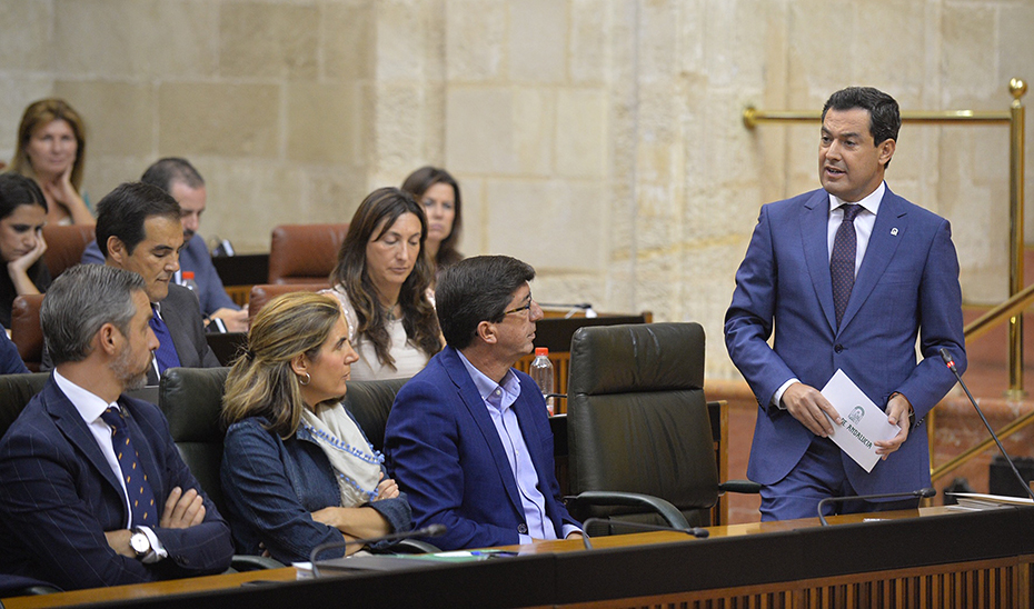 Juanma Moreno, en un momento de la sesión de control al Gobierno.