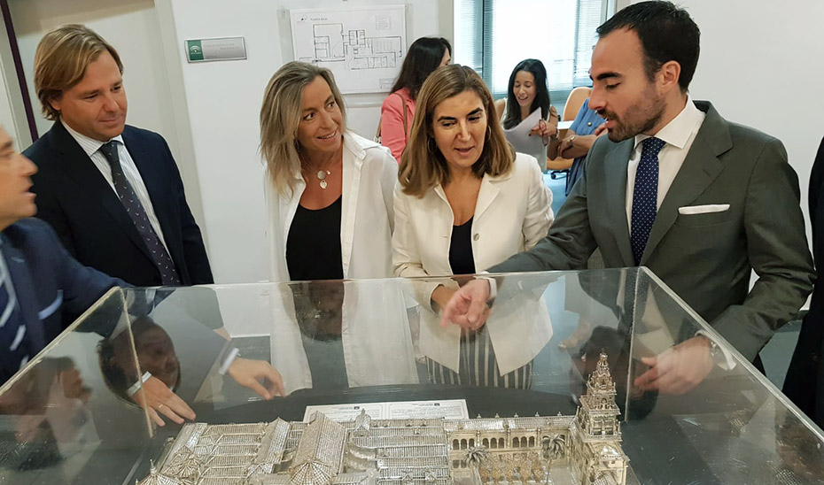 La consejera, durante su visita a la Escuela de Formación de la Joyería del SAE en Córdoba.