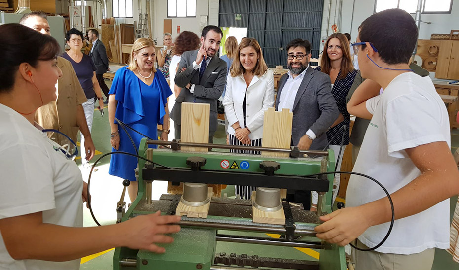 Rocío Blanco observa el trabajo que realizan los alumnos en la Escuela de la Madera.