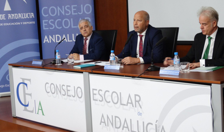 El consejero Javier Imbroda preside en Granada el pleno del Consejo Escolar de Andalucía.