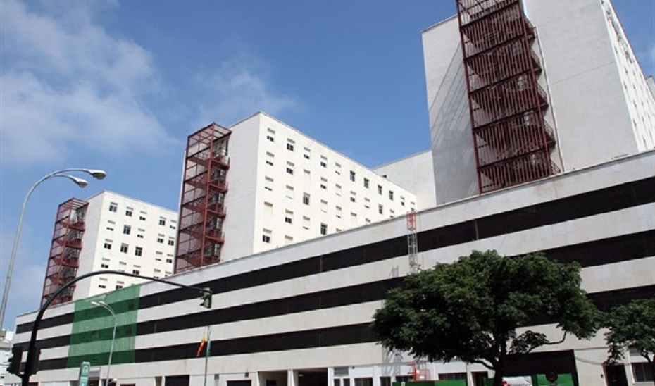 Hospital Puerta del Mar, donde ha sido evacuado el bebé ileso.