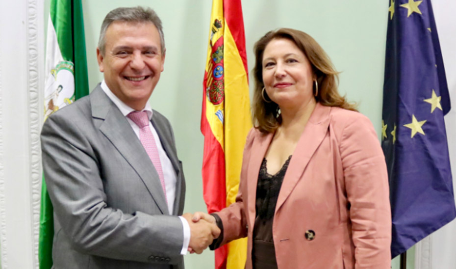 La consejera Carmen Crespo con el director general de Endesa Andalucía y Extremadura, Francisco Arteaga.