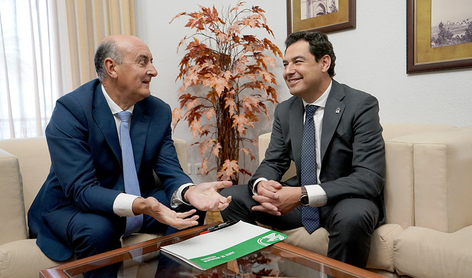 El presidente Juanma Moreno, reunido con el alcalde de Lepe, Juan Manuel González.