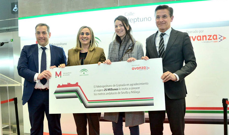 La consejera Marifrán Carazo junto al alcalde de Granada y los responsables del metro.