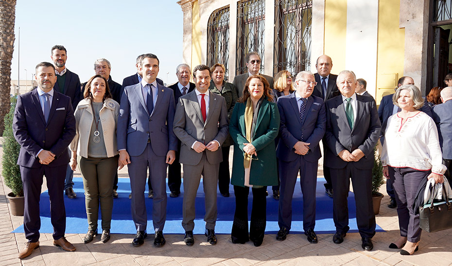 Los representantes de los sectores implicados en el programa Ecomares, con el presidente Moreno.
