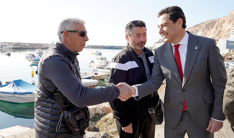 El presidente saluda a algunos pescadores durante su visita al puerto de Almería.