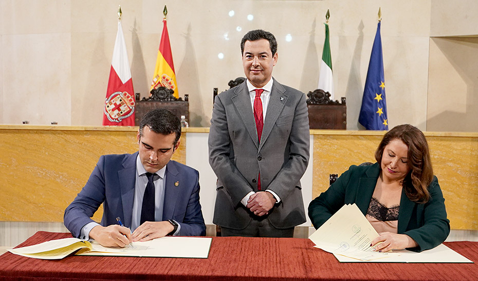 El presidente asiste al momento de la firma del convenio entre la consejera Carmen Crespo y el alcalde de Almería.