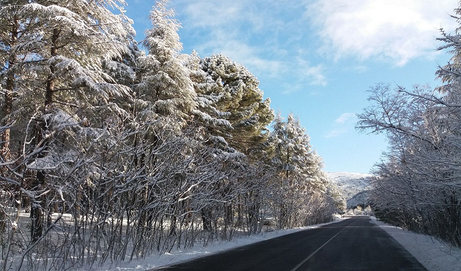 Carretera con nieve (imagen de archivo).
