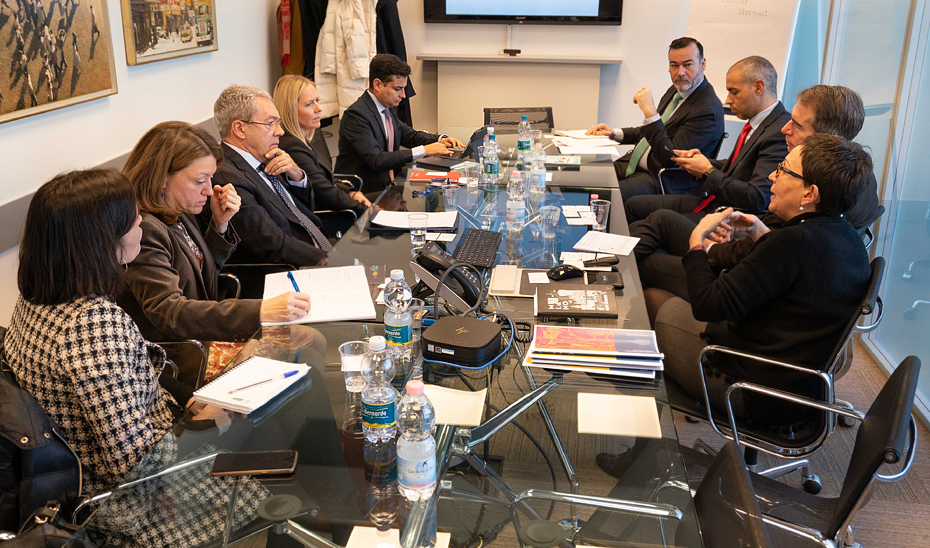 Rogelio Velaco, al frente de la delegación andaluza de la Consejería de Economía, Conocimiento, Empresas y Universidad en Milán, durante le reunión con la asociación empresarial italiana Assolombarda.