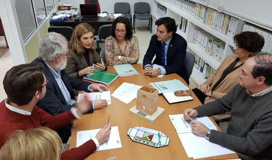 La consejera Rocío Blanco reunida con la comisión ejecutiva de UPTA-Andalucía.