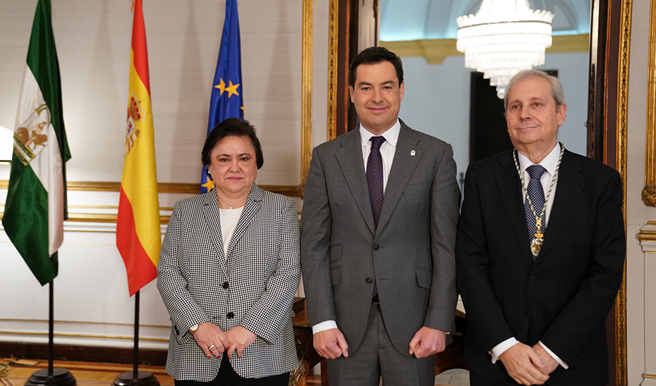 La presidenta del Consejo, María Jesús Gallardo; Juanma Moreno y Antonio Dorado, tras la toma de posesión del cargo.