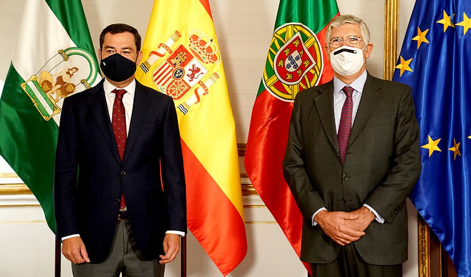 El presidente Juanma Moreno, junto al embajador Portugal, João Mira-Gomes, en el palacio de San Telmo.