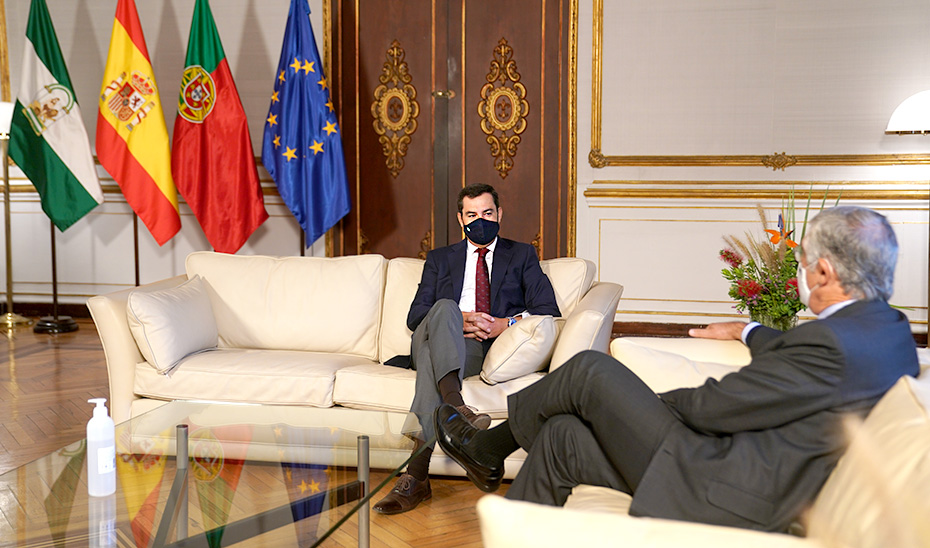 El presidente Juanma Moreno, conversa con el embajador de Portugal, João Mira-Gomes.