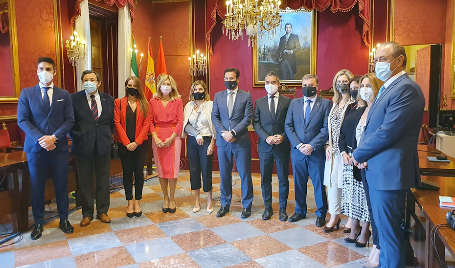 La consejera de Empleo, Rocío Blanco, junto al alcalde de Granada, Luis Salvador, y otras autoridades municipales.