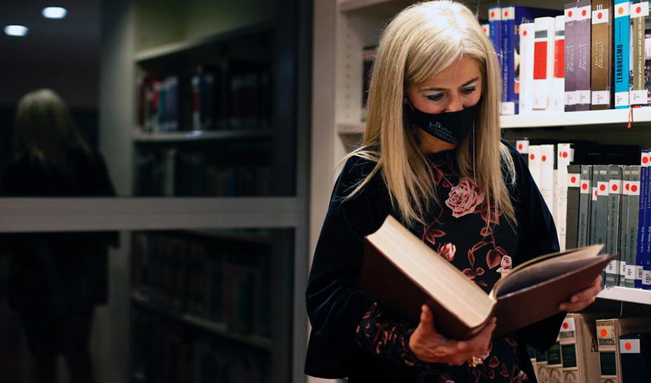 La consejera de Cultura y Patrimonio Histórico, Patricia del Pozo, en una biblioteca de la Red de Bibliotecas Públicas de Andalucía.