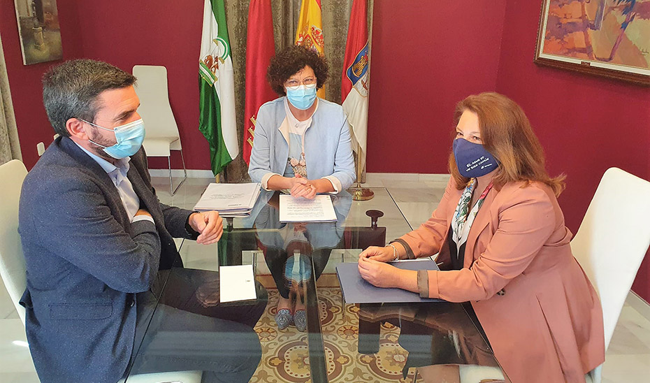 La consejera Carmen Crespo hoy ante el de Agua, Agricultura, Ganadería y Medio Ambiente de la Región de Murcia, Antonio Luengo.