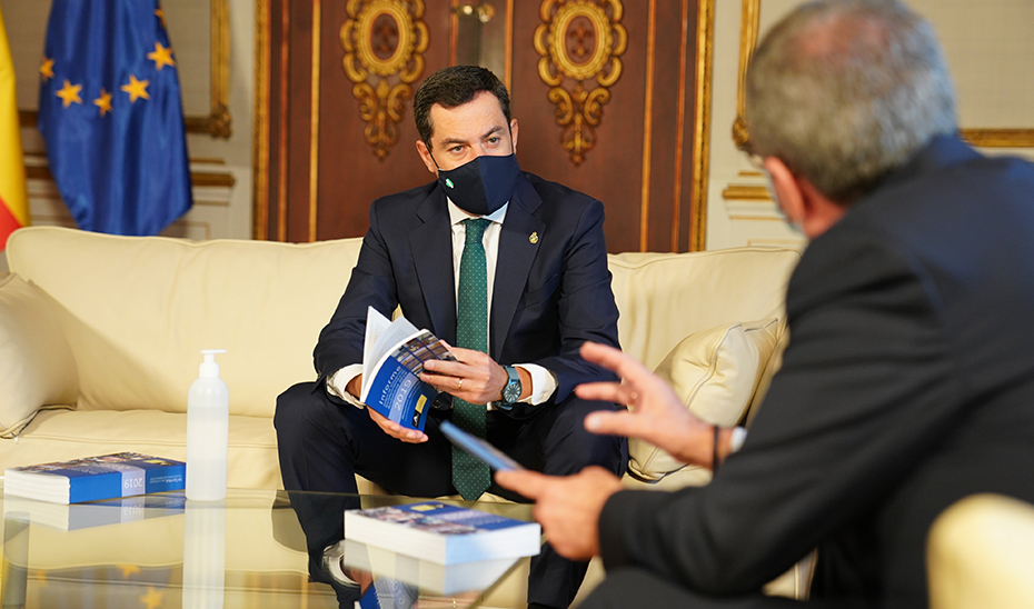 El presidente andaluz conversa con el presidente del Consejo Económico y Social tras recibir el informe correspondiente a 2019.