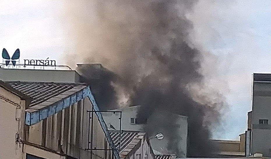 Fuego en una fábrica en Sevilla.