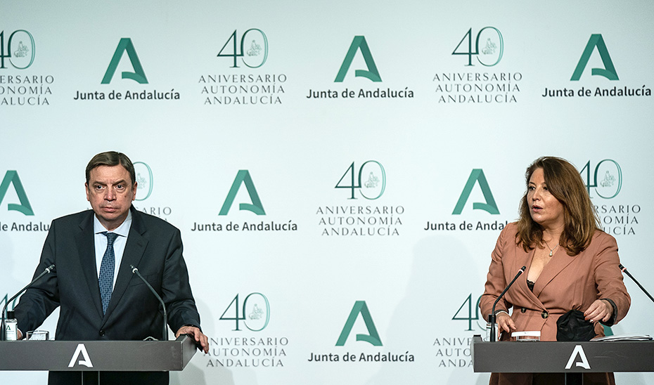El ministro Luis Planas y la consejera Carmen Crespo, durante la rueda de prensa.
