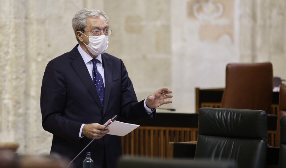 El consejero Rogelio Velasco habla desde su escaño en el Parlamento de Andalucía.
