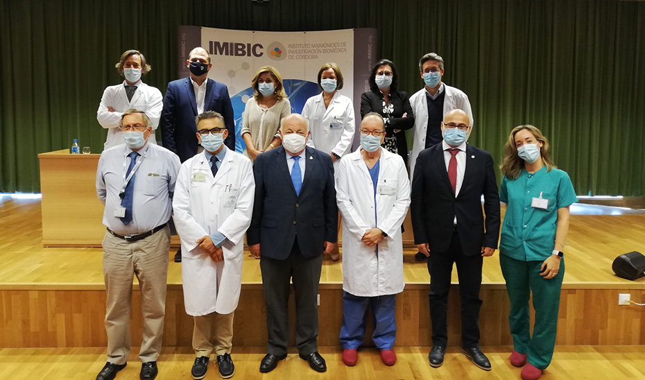 El consejero de Salud, Jesús Aguirre, con el equipo investigador que ha realizado el ensayo clínico en el Hospital Reina Sofía de Córdoba.