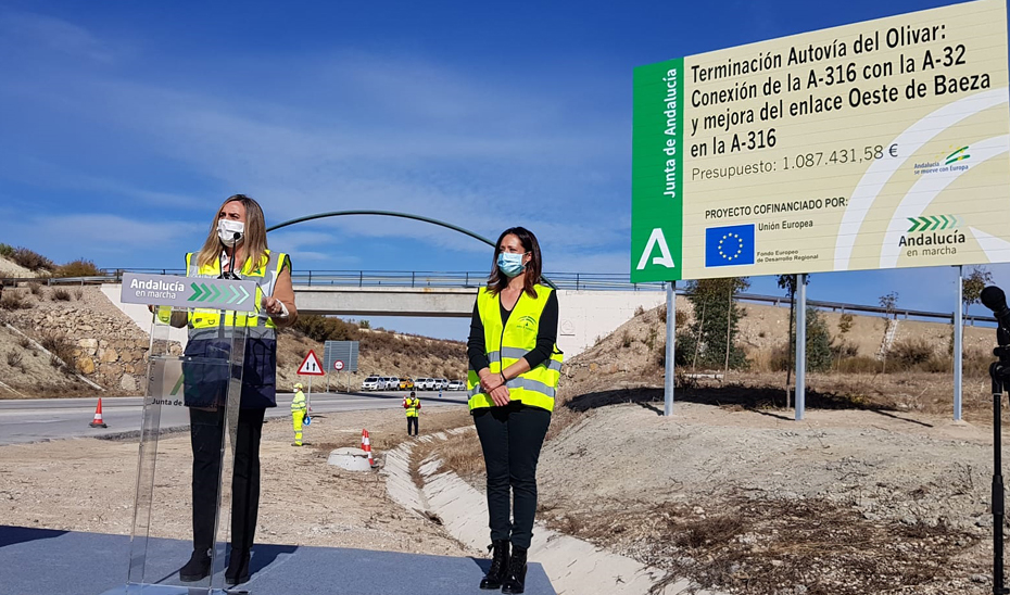 La consejera de Fomento, Infraestructuras y Ordenación del Territorio, Marifrán Carazao, durante el inicio de las obras de conexión de la Autovía del Olivar con la A-32 en Baeza (Jaén).