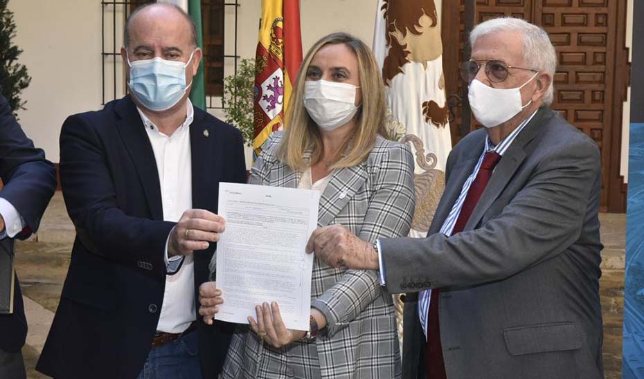 La consejera de Fomento, junto al alcalde de Antequera y el director de la Agencia Pública de Puertos.